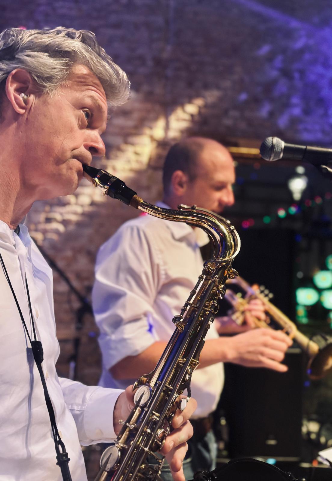 Undercover Heroes live op het podium